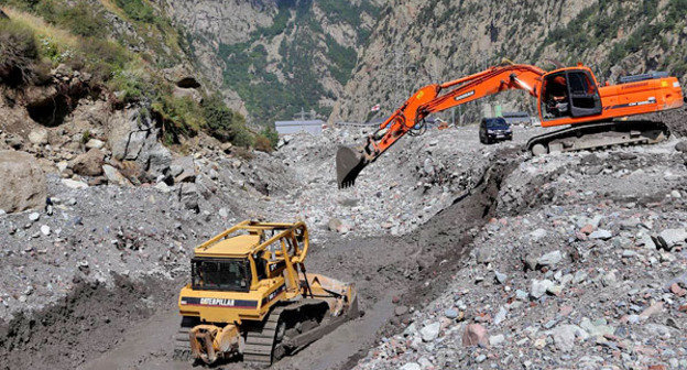 Дорожная техника в Дарьяльском ущелье. Август 2014 г. Фото: Roads departmen of Georgia https://www.facebook.com/georoads