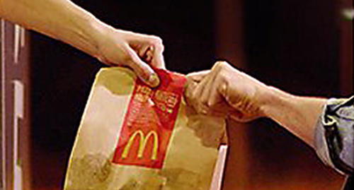 Обслуживание автомобилистов у раздаточного окошка в ресторане McDonald's. Фото: http://www.sk-news.ru/news/accident/42065/