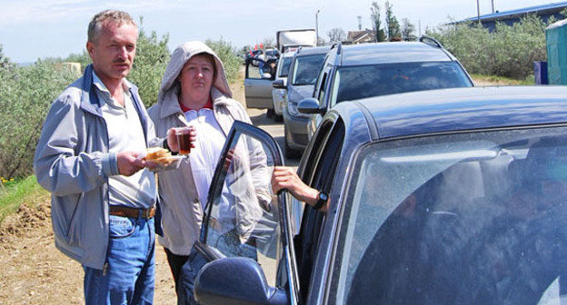 Очередь из машин на паромную переправу "Кавказ". Красодарский край, май 2014 г. Фото Ильяса Богатырева для "Кавказского узла"