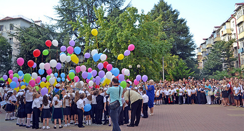 Первоклассники выпустили из рук в небо воздушные шарики. Фото Светланы Кравченко для "Кавказского узла"