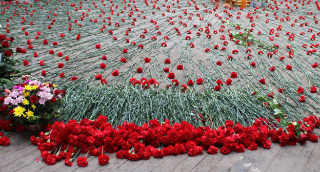 Цветы на месте теракта в школе №1 в Беслане. 1 сентября 2014 г. Фото Эммы Марзоевой для "Кавказского узла"