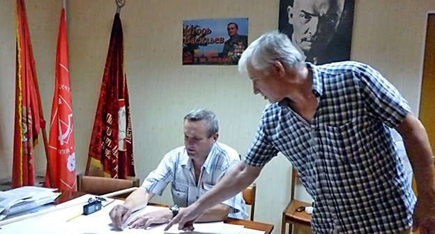 В офисе КПРФ Игорь Васильев (слева), Анатолий Ерошенко (справа). Фото Светланы Кравченко для "Кавказского узла"
