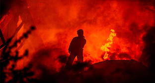Пожарный на месте происшествия. Фото Василия Сысоева, страница МЧС Донское в facebook. https://www.facebook.com/photo.php?fbid=645369285549235&set=pcb.645369455549218&type=1&theater Пожарный на месте происшествия. Фото Василия Сысоева, страница МЧС Донское в facebook. https://www.facebook.com/photo.php?fbid=645369285549235&set=pcb.645369455549218&type=1&theater