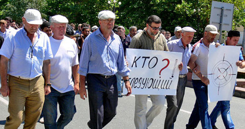 Траурное шествие в связи с убийством журналиста Ахмеднаби Ахмеднабиева. Махачкала, 9 июля 2013 г.  Фото Патимат Махмудовой для «Кавказского узла»
