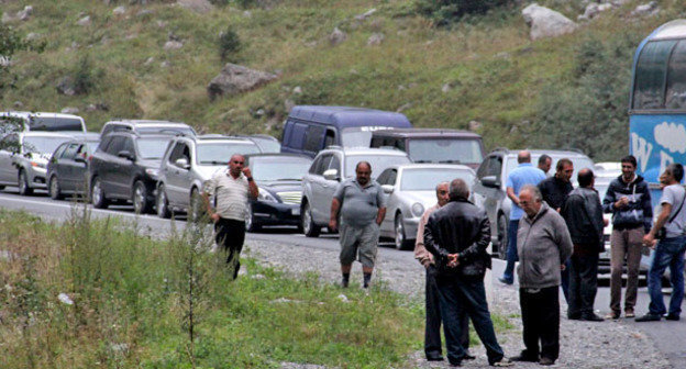 Очередь на пункте пропуска "Верхний Ларс". Сентябрь 2014 г. Фото Магомеда Магомедова для "Кавказского узла"