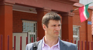 Адвокат Петр Заикин возле здания Урус-Мартановского суда Чечни. Май 2014 г. Фото Магомеда Магомедова для "Кавказского узла" Адвокат Петр Заикин возле здания Урус-Мартановского суда Чечни. Май 2014 г. Фото Магомеда Магомедова для "Кавказского узла"