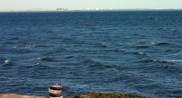 Вид на Керченский пролив с берега порта "Крым", ни паромов, ни кораблей нет, ввиду сильного ветра. Фото Нины Тумановой для "Кавказского узла" 