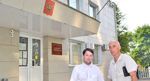 Роман Шикарев и Владимир Кимаев (справа)возле здания Адлерского районного суда. Сочи, сентябрь 2014 г. Фото Светланы Кравченко для "Кавказского узла"