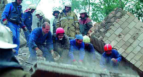 Спасательные работы на Каширском шоссе, сентябрь 1999.  Фото: http://www.mchs.gov.ru/upload/site1/2.pdf