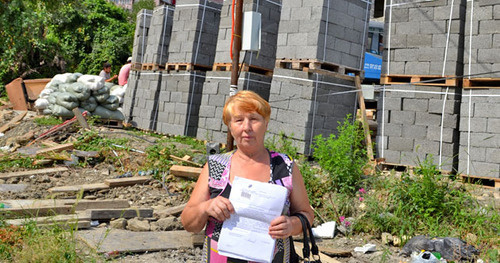 Нина Дубовая показывает назначение апелляции. Сочи, 8 сентября 2014 г. Фото Светланы Кравченко для "Кавказского узла"