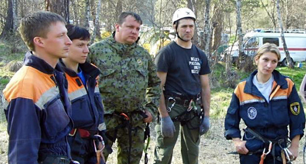 Сотрудники МЧС на учебно-тренировочных сборах по подготовке спасателей, сентябрь 2014. Фото: страница facebook МЧС КЧР. https://www.facebook.com/photo.php?fbid=710577715679433&set=a.378792848857923.88260.100001816345834&type=1&theater