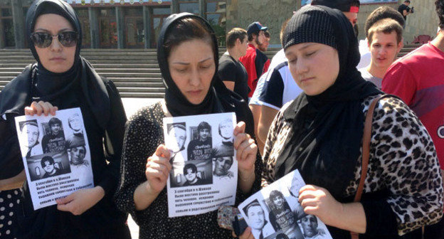 Родственники убитых охотников во время пикета с требованием открытого и тщательного расследования убийства. Махачкала, 8 сентября 2014 г. Фото Закира Магомедова для "Кавказского узла"