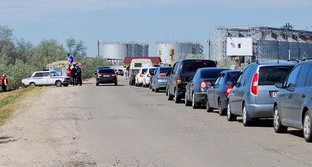 Очередь из машин на паромную переправу "Кавказ". Май 2014 г. Фото Ильяса Богатырева для "Кавказского узла"