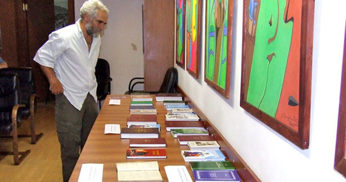Книги на ингушском языке, выставленные в национальной парламентской библиотеке Грузии. Тбилиси, 10 сентября 2014 г. Фото Эдиты Бадасян для "Кавказского узла"