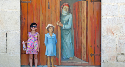 Всем нравится фотографироваться у картин, вставленных в старинные здания. Город Шуши Нагорного Карабаха, 13 августа 2014 год. Фото Алвард Григорян