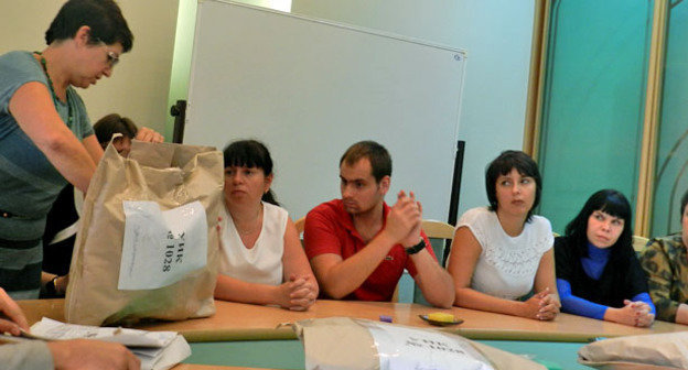 В Территориальном избиркоме Центрального района Волгограда пересчитали бюллетени УИК 1028 по жалобе кандидата в депутаты облдумы от «Единой России» Геннадия Мурылева. Волгоград, 16 сентября 2014 г. Фото Татьяны Филимоновой для "Кавказского узла"