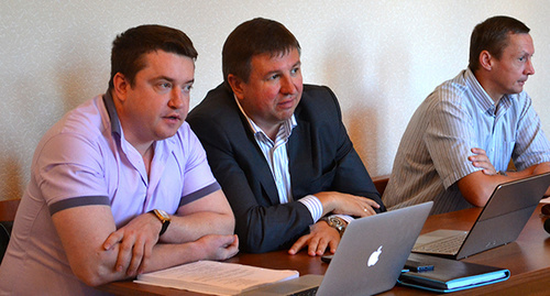 Олег Вронский (в центре) и адвокаты в зале суда. Фото Светланы Кравченко для "Кавказского узла"