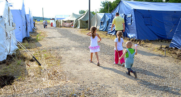 Украинские беженцы на территории лагеря в Гуково. Июль 2014 г. Фото Олега Пчелова для «Кавказского узла» 
