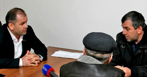 Магомед Магомедов (слева) во время встречи с жителями Хунзахского района Дагестана. Ноябрь 2012 г. Фото http://dagestan.er.ru/
