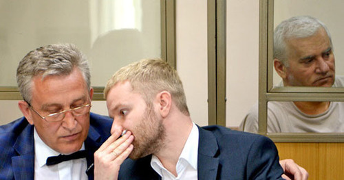Саид Амиров (справа) со своими адвокатами в зале суда. Фото Олега Пчелова для "Кавказского узла"