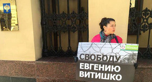 Софья Русова проводит пикет у Генпрокуратуры в поддержку Евгения Витишко. Москва, 17 сентября 2014 г. Фото https://twitter.com/YablokoRu/status/512164181333016576/photo/1