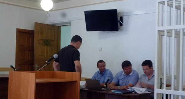 Генеральный директор ООО «Югспецстрой» Анзор Пруидзе (Стоит в черной майке). Сидят: бывший заместитель главы города Сочи Олег Вронский (по центру), адвокаты Вронского и Пруидзе. Фото Светланы Кравченко для "Кавказского узла"
