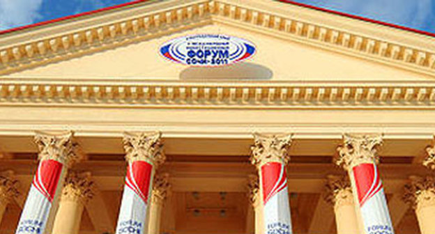Логотип форума "Сочи-2014" на здании, Сочи. Фото: http://www.forumsochi.ru/