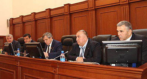 На заседании парламента Чечни. Фото: http://www.parlamentchr.ru/press-centre/fotoreportazhi/1574-2014-99
