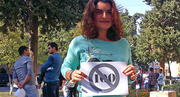 Участница акции протеста в Степанакерте  с требованием отменить решение о повышении тарифов на проезд в общественном транспорте. Нагорный Карабах. 24 сентября 2014 год. Фото Алвард Григорян для "Кавказского узла"
