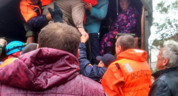 Эвакуация жителей Ейского района. Краснодарский край, 24 сентября 2014 г. Фото пресс-службы ГУ МВД России по Краснодарскому краю