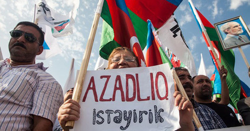 Участница митинга оппозиции держит плакат «Хотим свободы!». Баку, 18 августа 2013 г. Фото Азиза Каримова для «Кавказского узла»