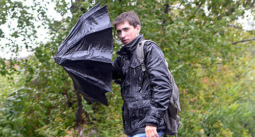 Сильный ветер не даёт пользоваться зонтом. Фото Олега Пчелова для "Кавказского узла"