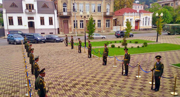 Почётный Караул у Большого Зала Кабинета Министров, Сухум, 24 сентября 2014. Фото: http://www.abkhaziya.org/news_detail.html?nid=41111