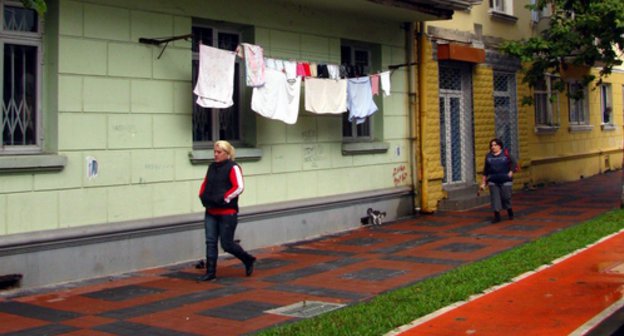 Одна из центральных улиц Батуми после дождя. Фото Юлии Кашеты для "Кавказского узла".
