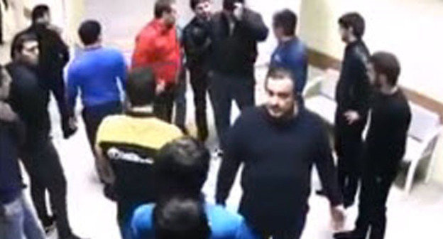 Участники массовой драки. Минеральные Воды, 21 сентября 2014 г. Кадр из видео пользователя Oxana Volva www.youtube.com