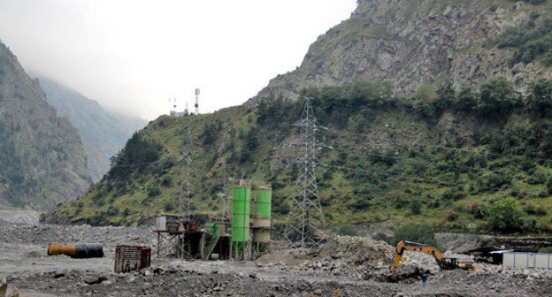 На участке Военно-Грузинской дороги на месте схода селя работает дорожная техника. Сентябрь 2014 г. Фото Магомеда Магомедова для "Кавказского узла"