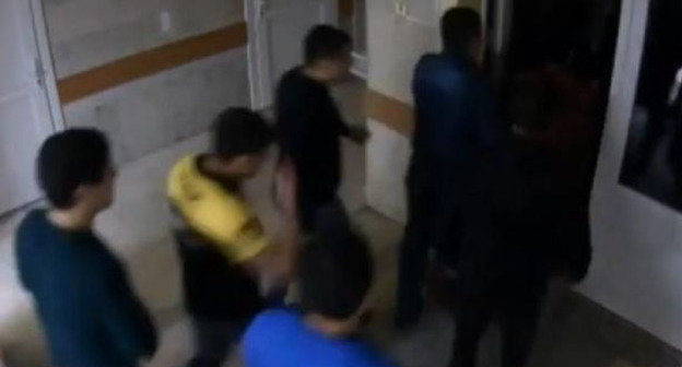 Участники массовой драки. Минеральные Воды, 21 сентября 2014 г. Кадр из видео пользователя Oxana Volva www.youtube.com