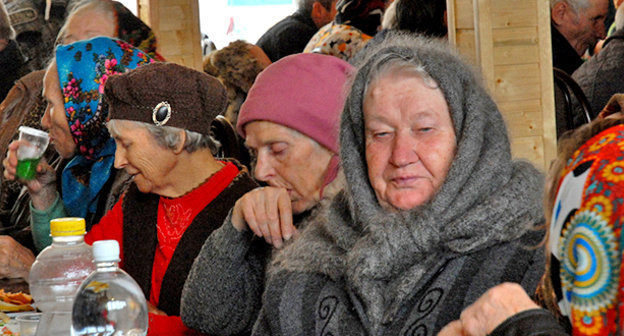 Благотворительный обед в храме на Сретенье в рамках проекта "Поможем русскоговорящим старикам на Кавказе". Грозный, 15 февраля 2013 года. Фото Юлии Орловой  http://planeta.ru/campaigns/8584