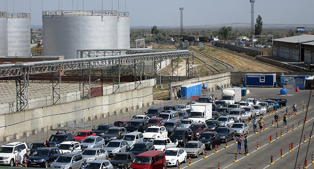 Автомобили на накопительной площадке перед погрузкой на паром. Керченская переправа, сентябрь 2014. Фото Нины Тумановой для "Кавказского узла"