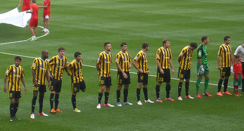 ФК "Алания" 12.08.2012 на стадионе "Локомотив" в Черкизово, Москва. Фото Mr.Grand, https://ru.wikipedia.org/wiki/%C0%EB%E0%ED%E8%FF_%28%F4%F3%F2%E1%EE%EB%FC%ED%FB%E9_%EA%EB%F3%E1%29