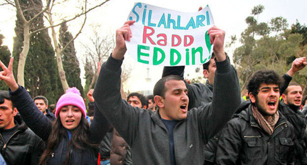 Участник акции протеста в поддержку жителей Исмаиллы держит плакат «Уберите оружие от нас». Баку, 26 января 2013 г. Фото Азиза Каримова для «Кавказского узла»