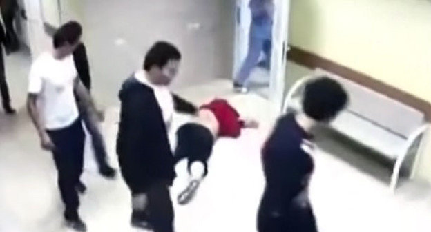 Участники массовой драки. Минеральные Воды, 21 сентября 2014 г. Кадр из видео пользователя Oxana Volva www.youtube.com