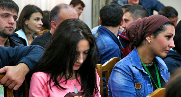 Зрители во время молодежного форума "Таргим". Ингушетия, Джейрахский район, 26 сентября 2014 г. Фото Али Оздоева