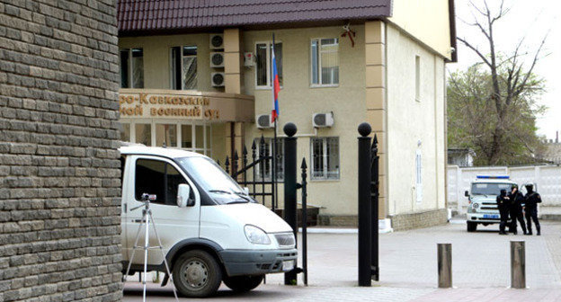 Полицейский патруль на территории Северо-Кавказского окружного военного суда. Ростов-на-Дону. Фото Олега Пчелова для "Кавказского узла"