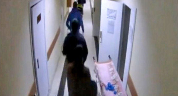 Участники массовой драки в центральной районной больнице Минеральных вод. 21 сентября 2014 г. Кадр из видео http://rutube.ru/video/person/586219/