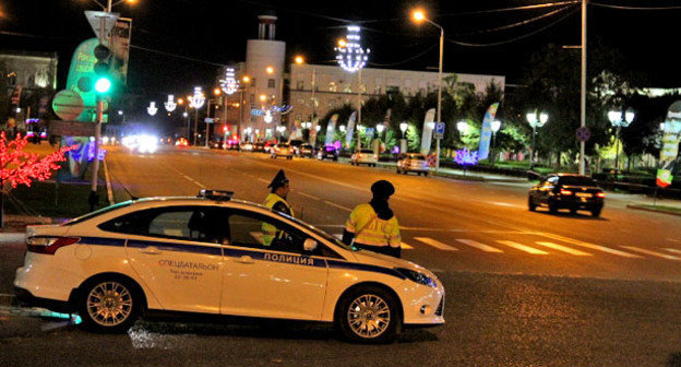 Полицейская машина на проспекте Исаева, недалеко от места взрыва . Грозный, 5 октября 2014 г. Фото Магомеда Магомедова для "Кавказского узла"