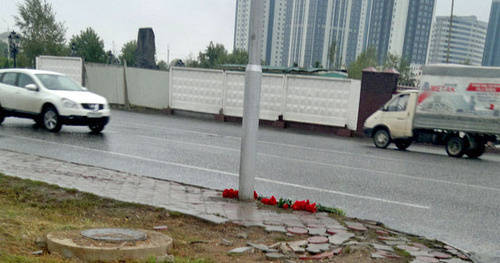 Цветы на месте гибели полицейских. Грозный, 6 октября 2014 г. Фото корреспондента "Кавказского узла"