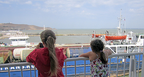 Дети на пароме любуются видом Керченского пролива. Фото Нины Тумановой для "Кавказского узла"