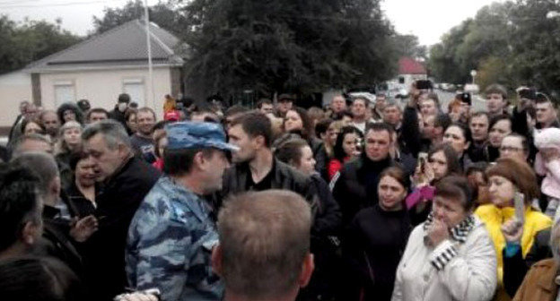 Митинг с требованием расследования убийства Алексея Ларионова. Минеральные воды, 5 октября 2014 г. Фото http://haqqin.az/news/31468