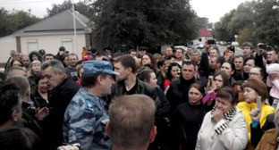 Митинг с требованием расследования убийства Алексея Ларионова. Минеральные воды, 5 октября 2014 г. Фото http://haqqin.az/news/31468 Митинг с требованием расследования убийства Алексея Ларионова. Минеральные воды, 5 октября 2014 г. Фото http://haqqin.az/news/31468